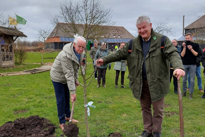 Inheemse appelboom geplant bij de Veldschuur door vertrekkend bestuurslid Jouk Huisman