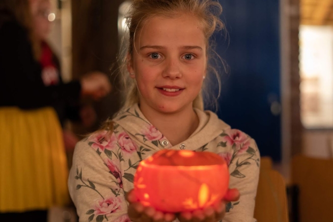 Een lampion maken voor Sint Maarten optocht.